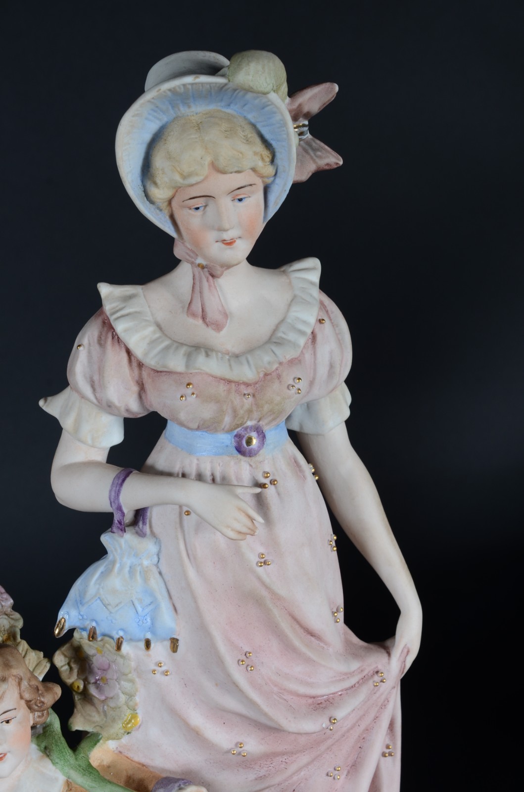 Par de estatuetas de biscuit alemão policromado representando casal... - foto 3 de 10
