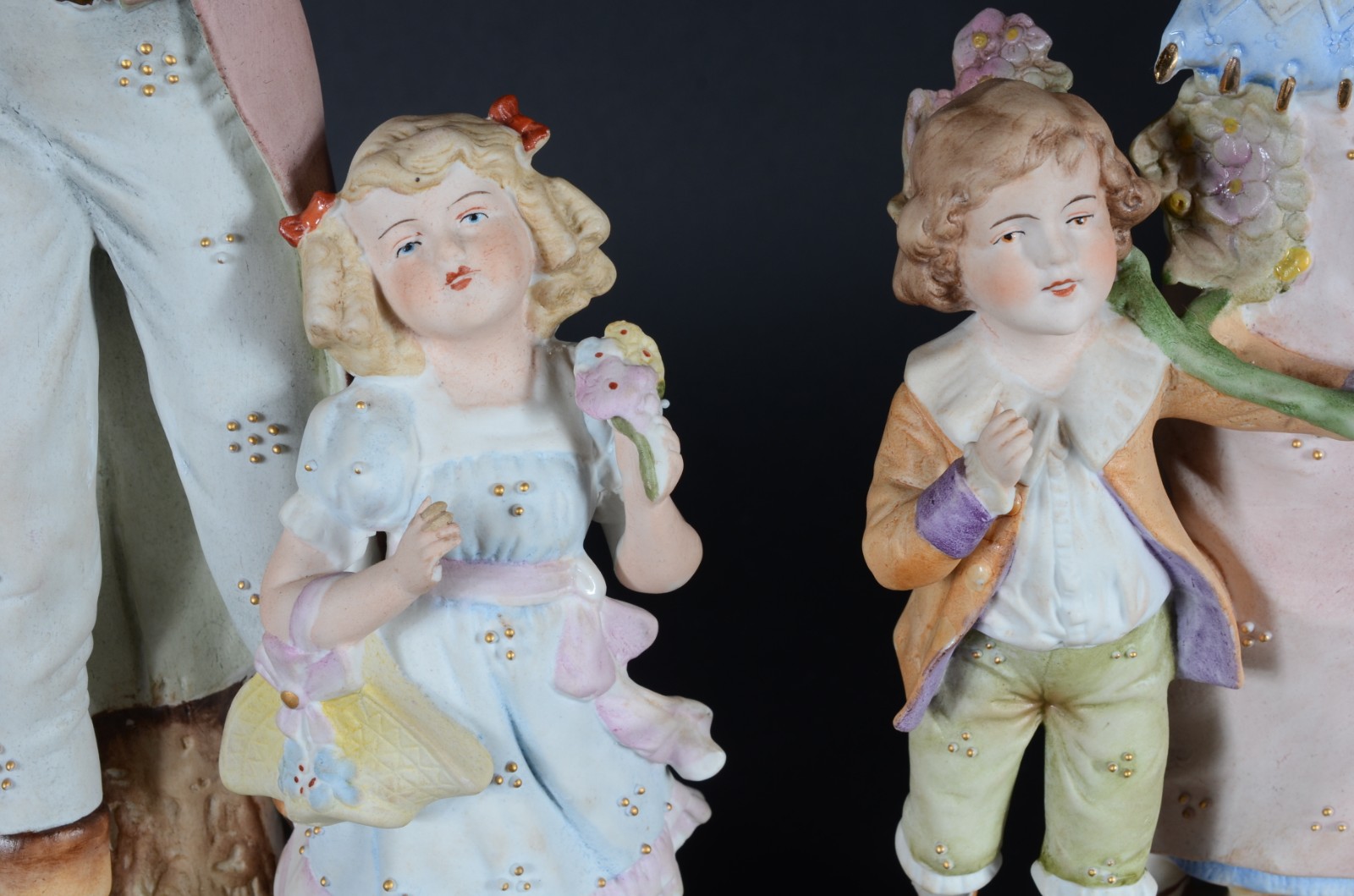 Par de estatuetas de biscuit alemão policromado representando casal... - foto 4 de 10