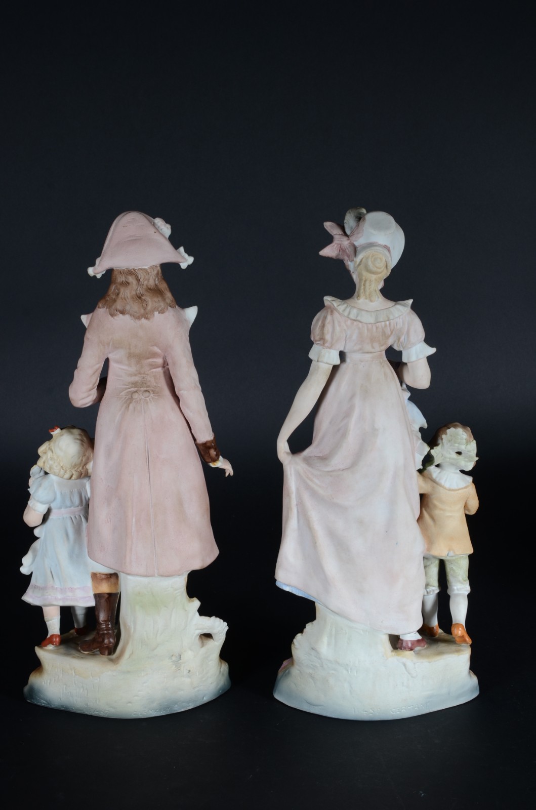 Par de estatuetas de biscuit alemão policromado representando casal... - foto 6 de 10