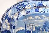 Duas travessas de faiança inglesa azul borrão "... - Duas travessas de faiança inglesa azul borrão "Copeland" e "Rochester Castle",  lascados e fios de cabelo. Desgastes do tempo.