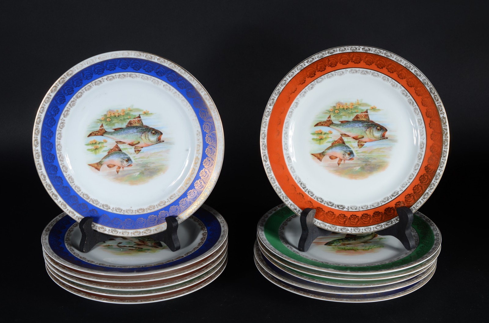 Conjunto com 12 pratos de porcelana Bavaria decorados com peixes em... - foto 1 de 5