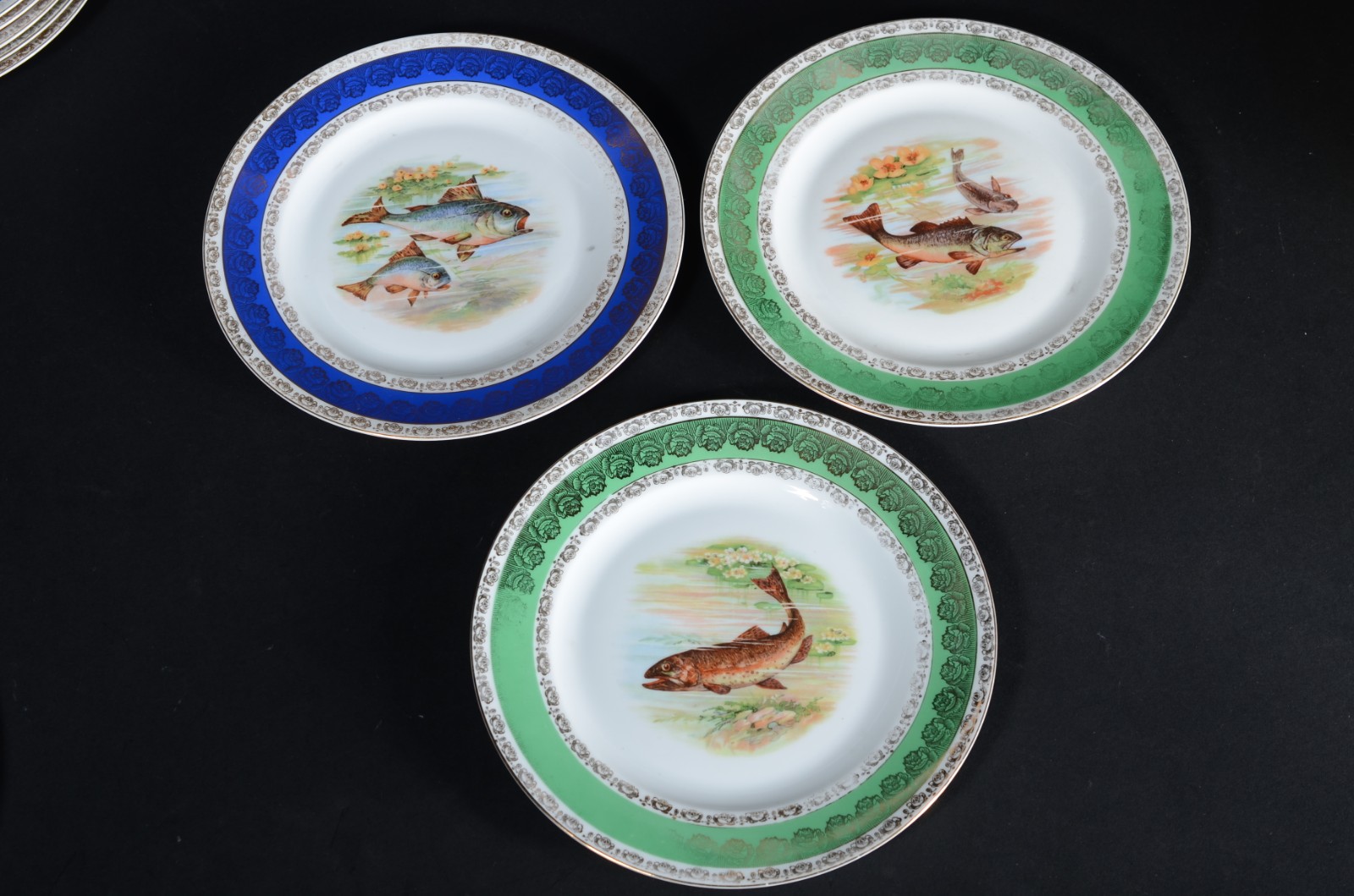 Conjunto com 12 pratos de porcelana Bavaria decorados com peixes em... - foto 3 de 5