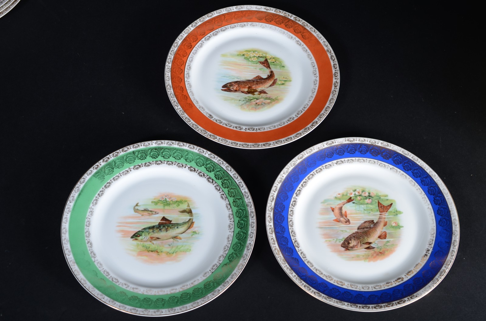 Conjunto com 12 pratos de porcelana Bavaria decorados com peixes em... - foto 2 de 5