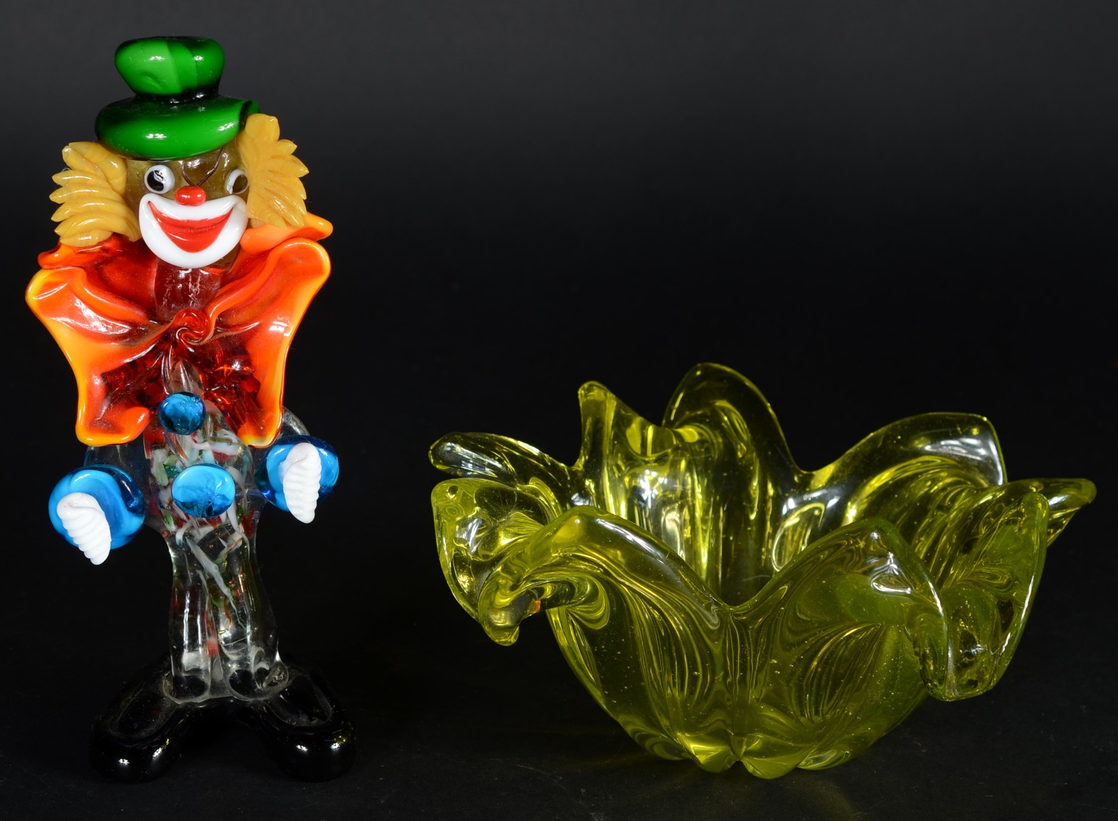 Duas peças de vidro colorido de murano, sendo: cinzeiro com borda... - foto 1 de 8