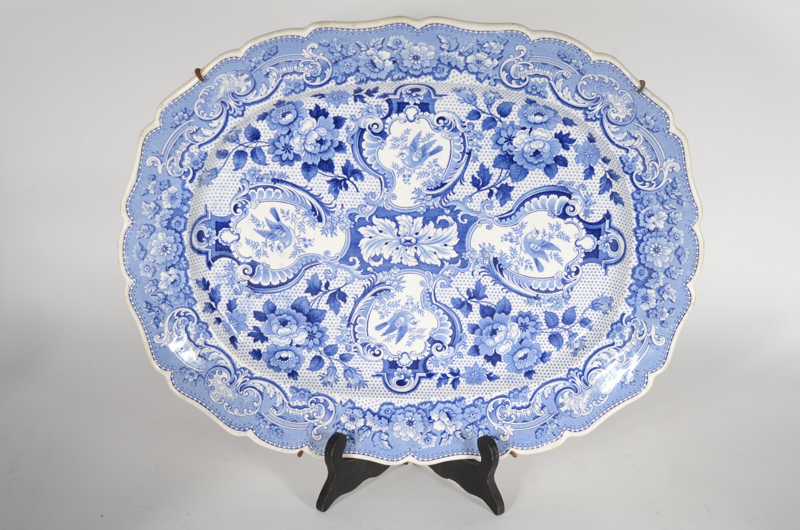 Travessa de faiança, borda recortada, decoração floral em azul e... - foto 1 de 4