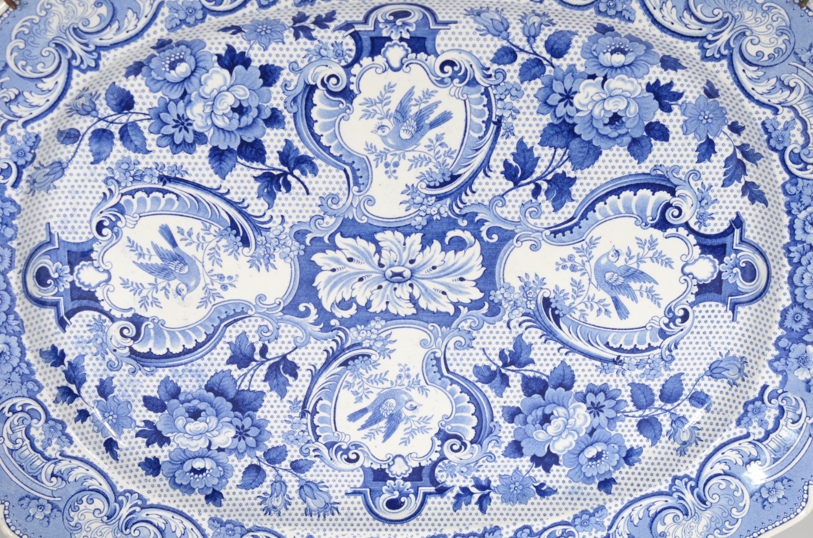 Travessa de faiança, borda recortada, decoração floral em azul e... - foto 2 de 4