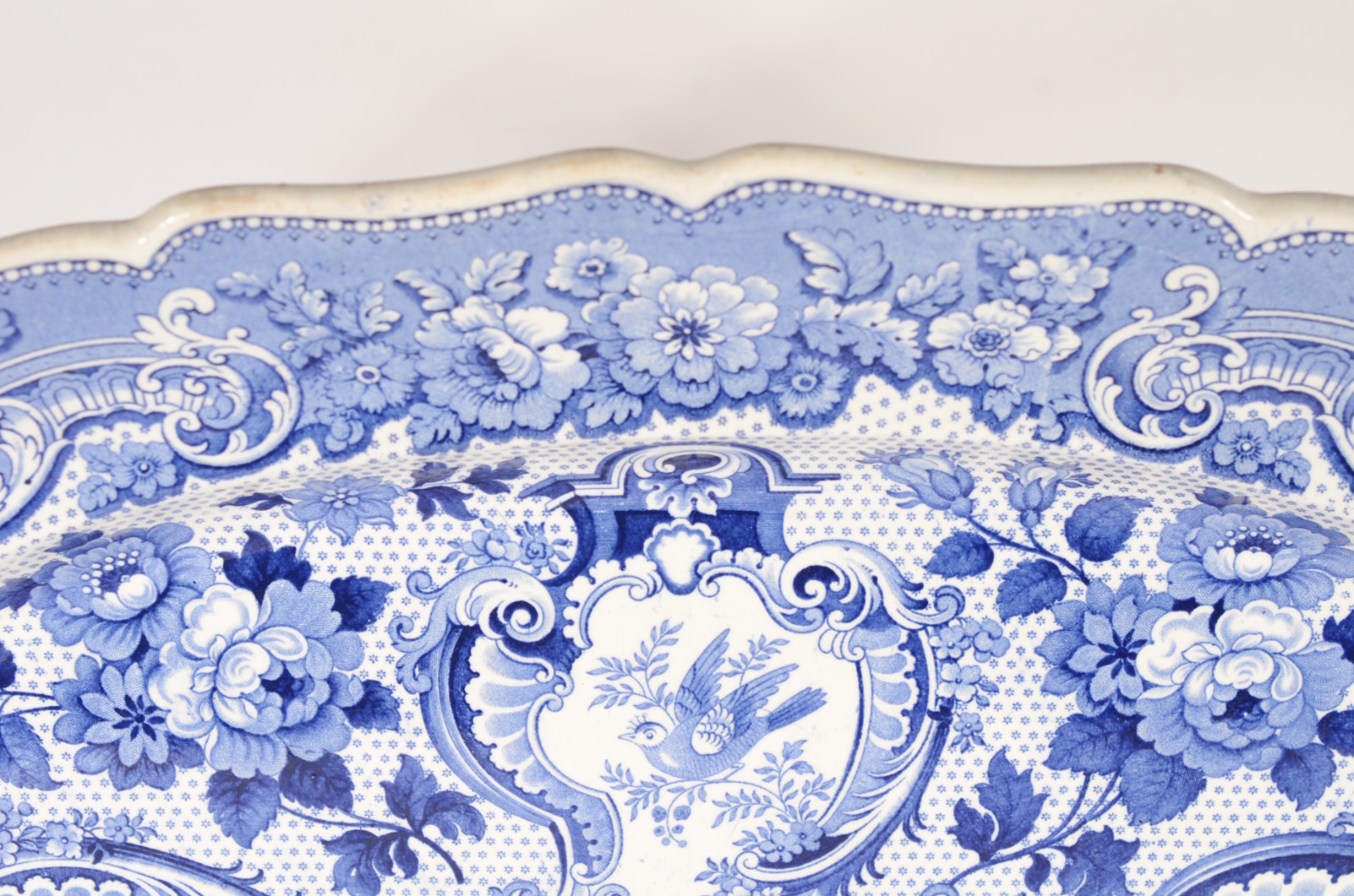 Travessa de faiança, borda recortada, decoração floral em azul e... - foto 3 de 4