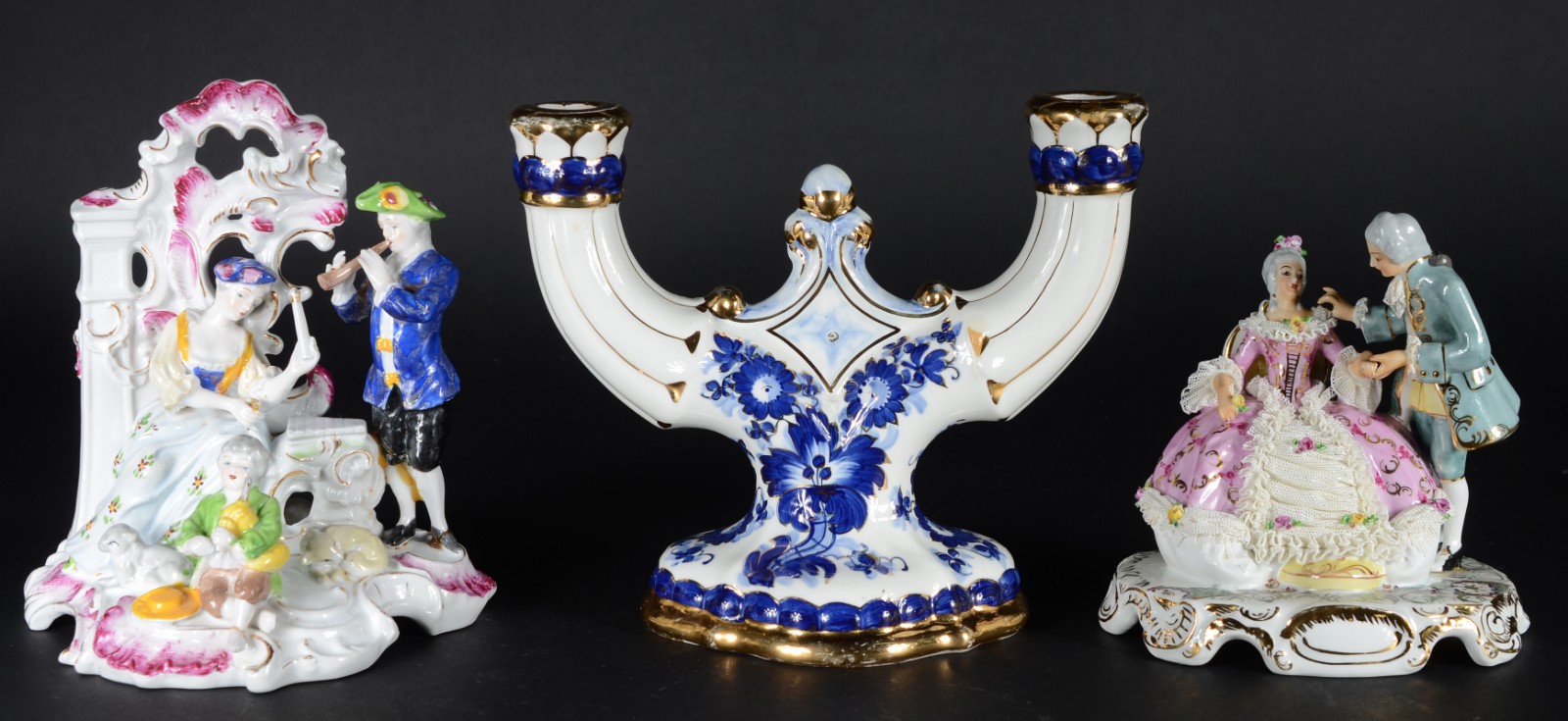 Três peças diversas, sendo: dois grupos escultóricos de porcelana... - foto 1 de 9