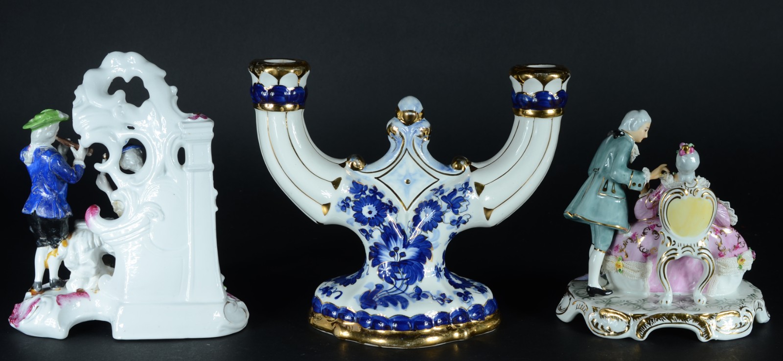 Três peças diversas, sendo: dois grupos escultóricos de porcelana... - foto 2 de 9