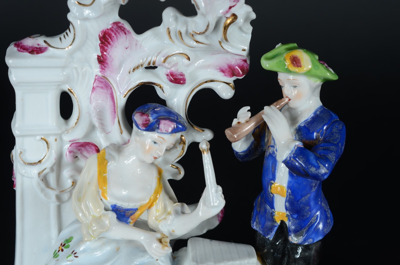 Três peças diversas, sendo: dois grupos escultóricos de porcelana... - foto 3 de 9