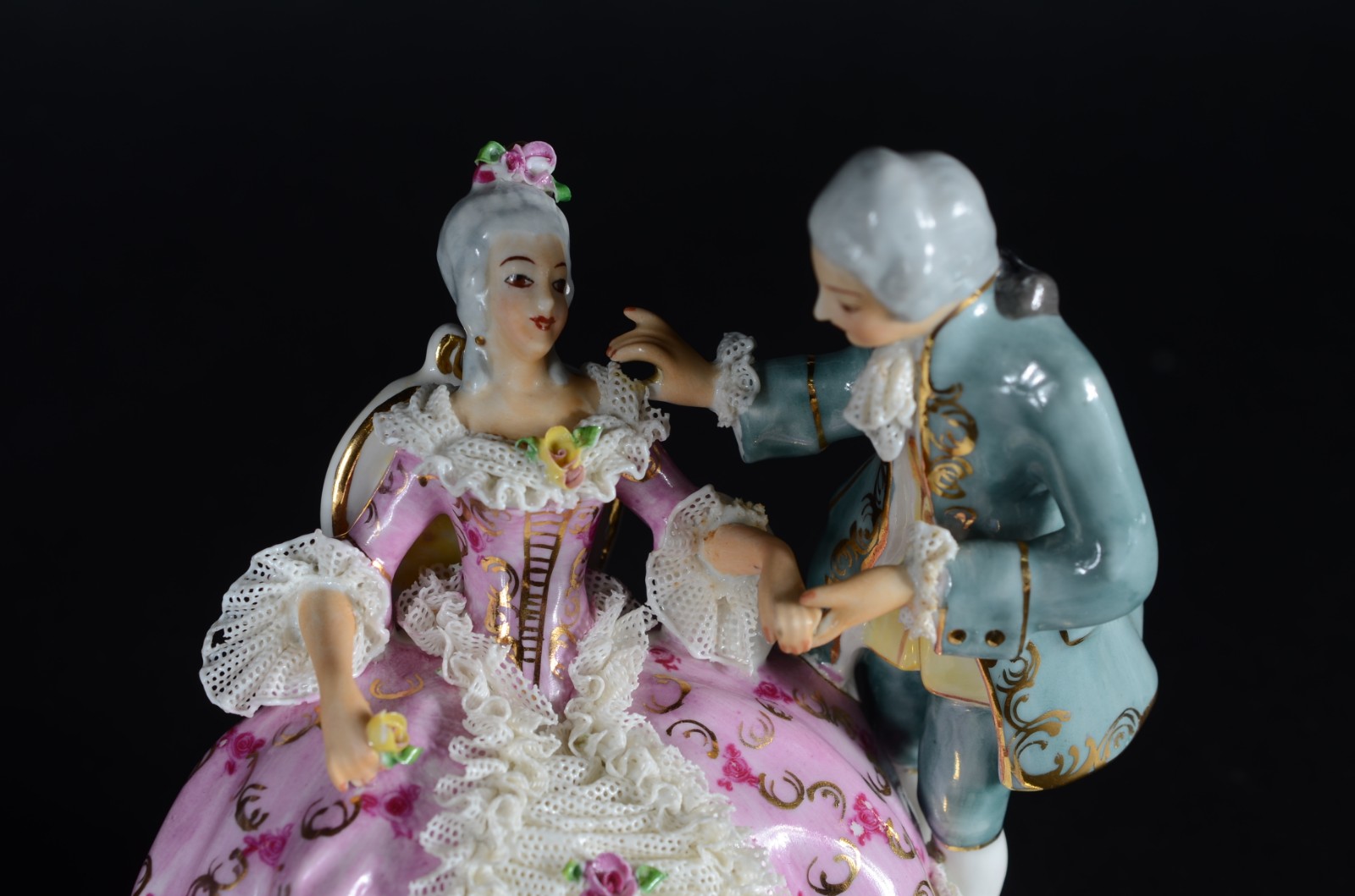 Três peças diversas, sendo: dois grupos escultóricos de porcelana... - foto 4 de 9