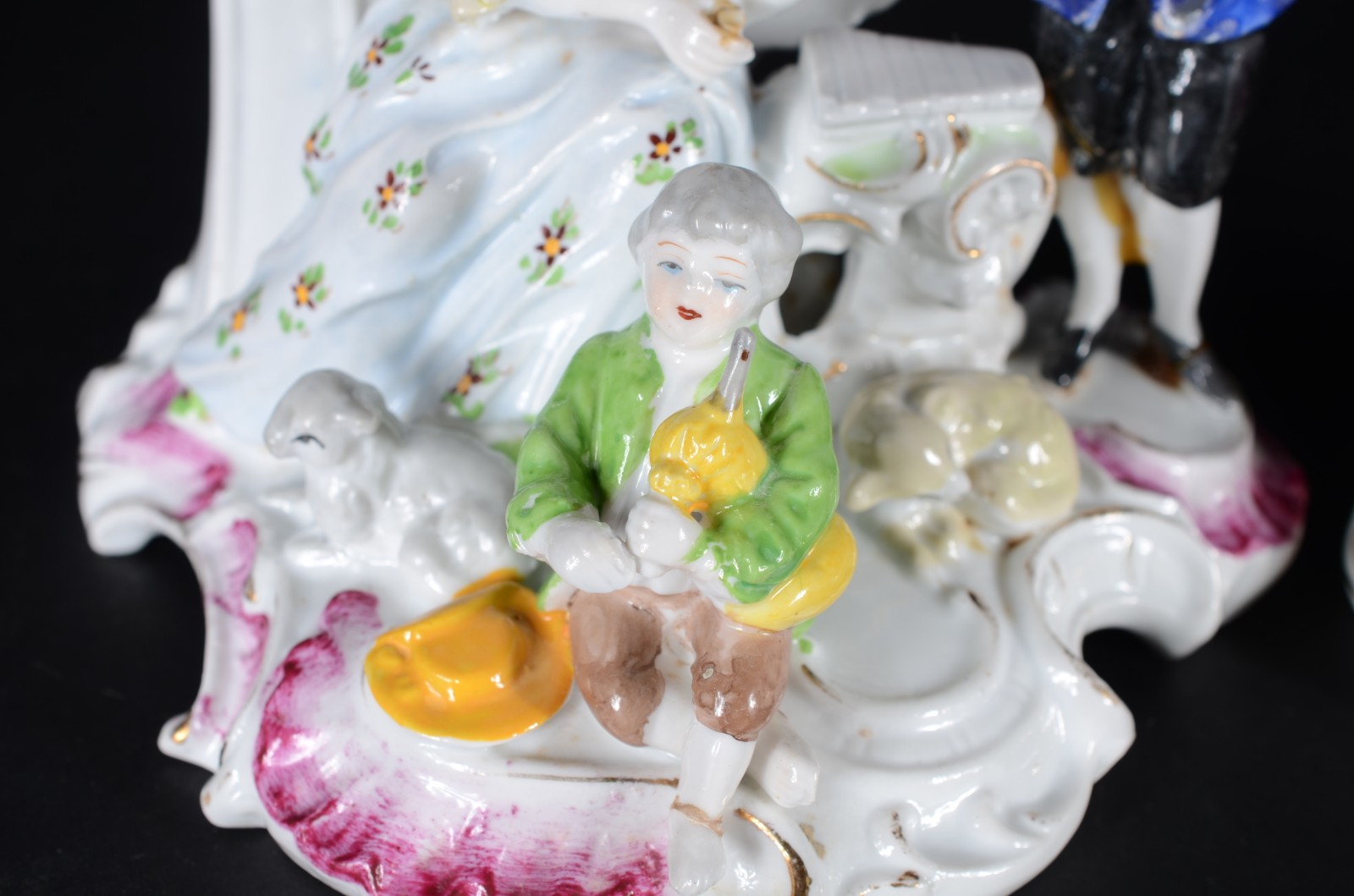 Três peças diversas, sendo: dois grupos escultóricos de porcelana... - foto 5 de 9