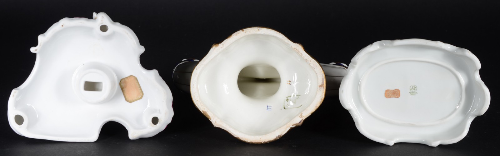 Três peças diversas, sendo: dois grupos escultóricos de porcelana... - foto 6 de 9
