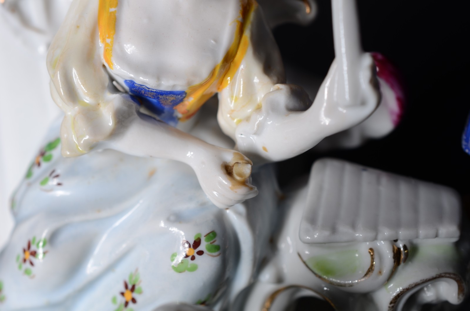 Três peças diversas, sendo: dois grupos escultóricos de porcelana... - foto 9 de 9