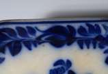Travessa de faiança inglesa dita "azul borrão",... - Travessa de faiança inglesa dita "azul borrão", feitio oitavado, decoração floral. Pequeno lascado na parte debaixo da borda. Desgastes do tempo...