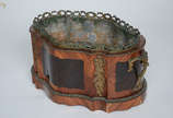 Cachepot vitoriano de madeira parquetada com in... - Cachepot vitoriano de madeira parquetada com interior de metal. Medidas 42 x 27 cm e altura 19 cm (parte inferior com folheado da madeira soltan...