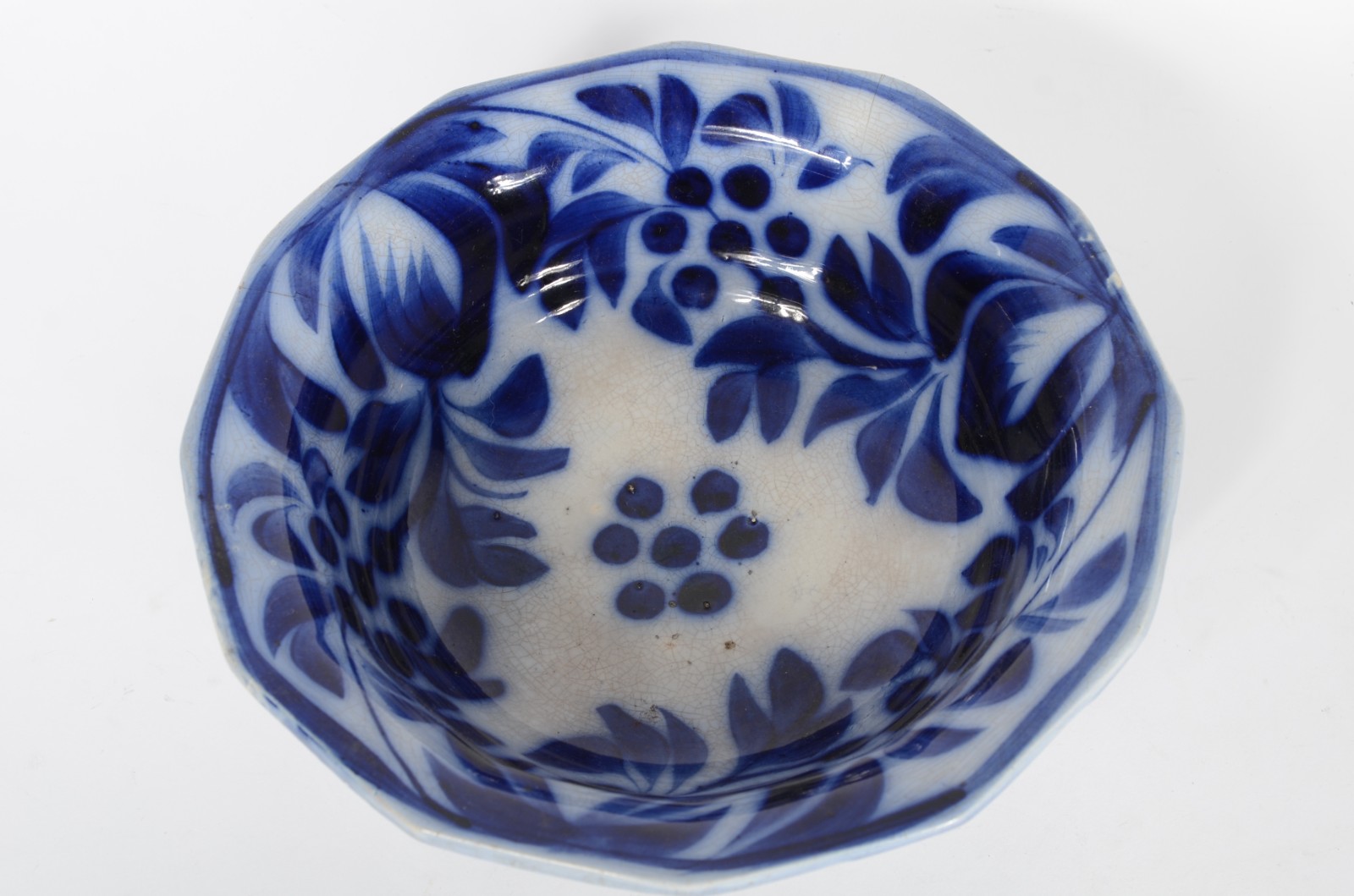 Bowl de faiança inglesa dita "azul borrão", borda facetada. Fio de... - foto 1 de 4