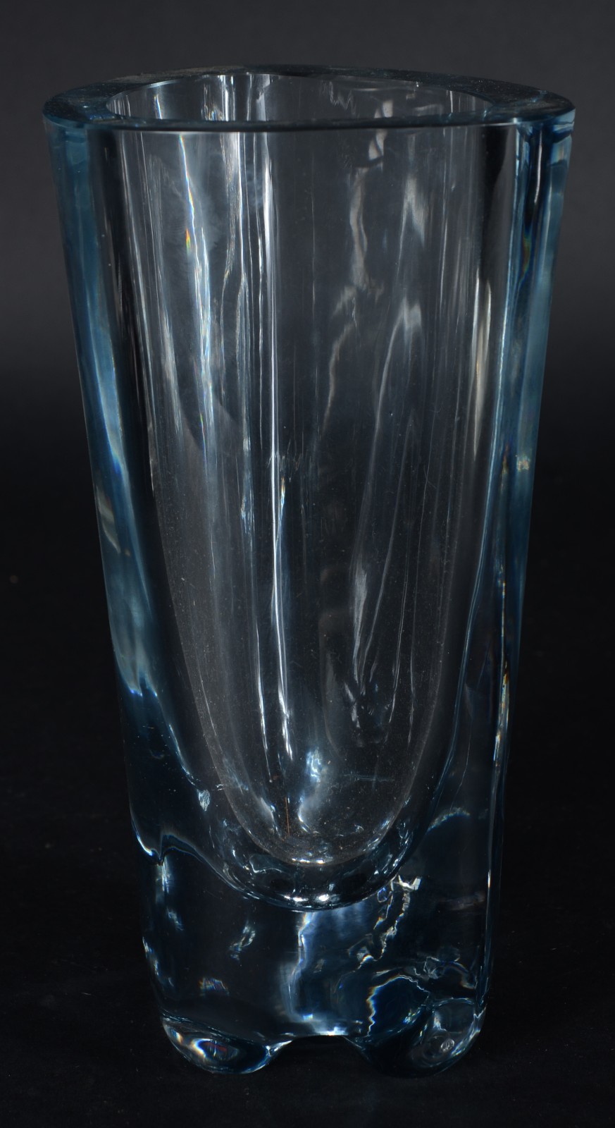 Vaso em bloco de cristal, assinado na base. - foto 1 de 5