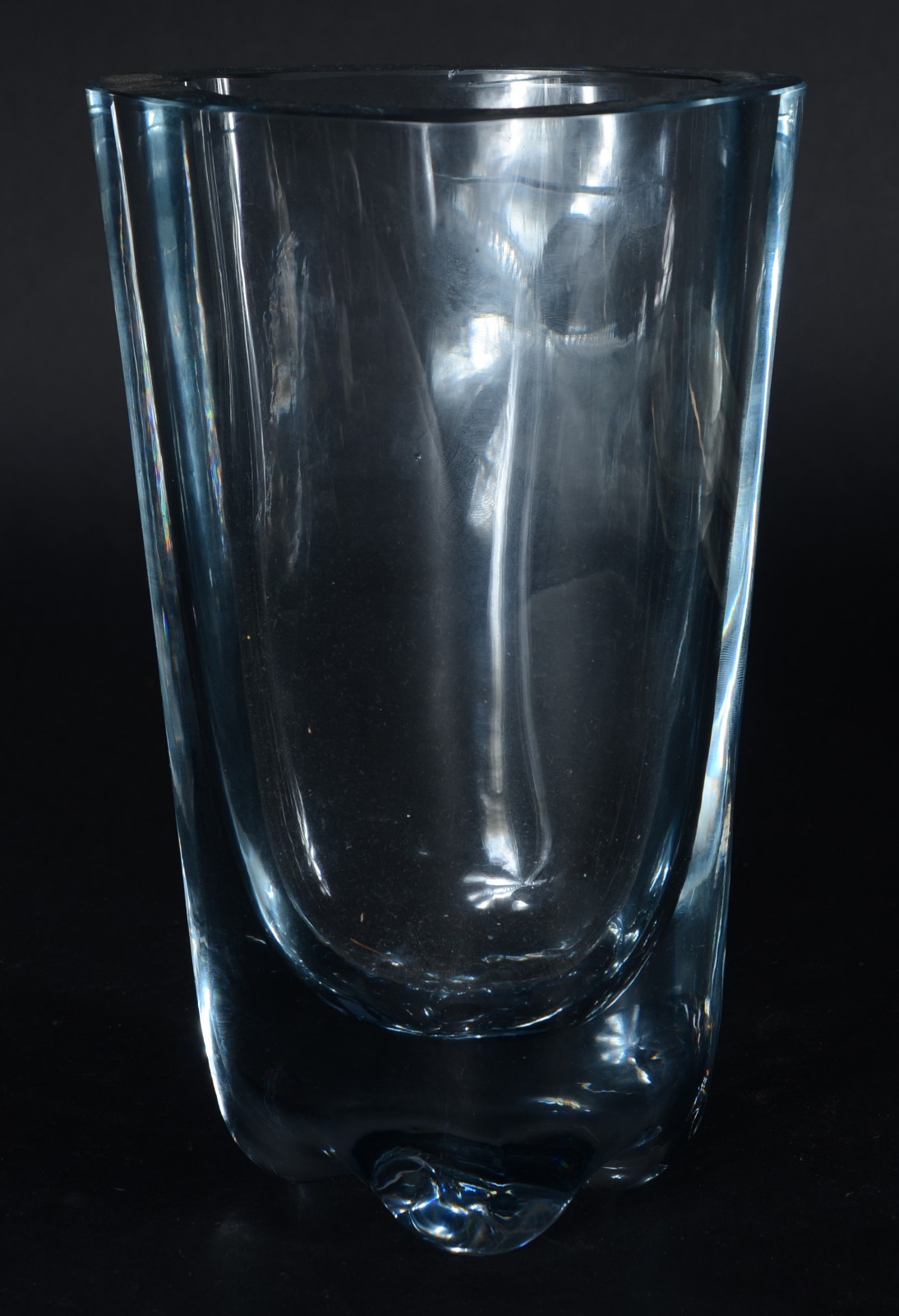 Vaso em bloco de cristal, assinado na base. - foto 2 de 5