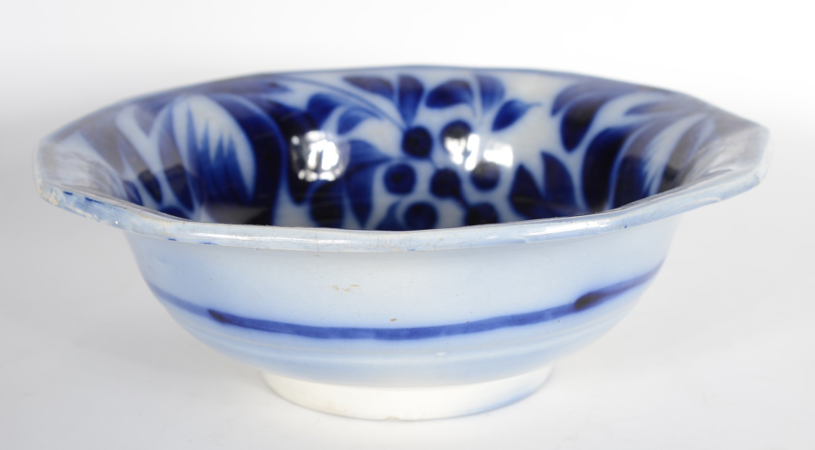 Bowl de faiança inglesa dita "azul borrão", borda facetada. Fio de... - foto 2 de 4