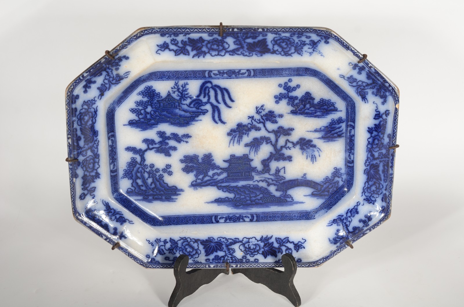 Travessa de faiança inglesa, dita "azul borrão", decorada com pagodes... - foto 1 de 4