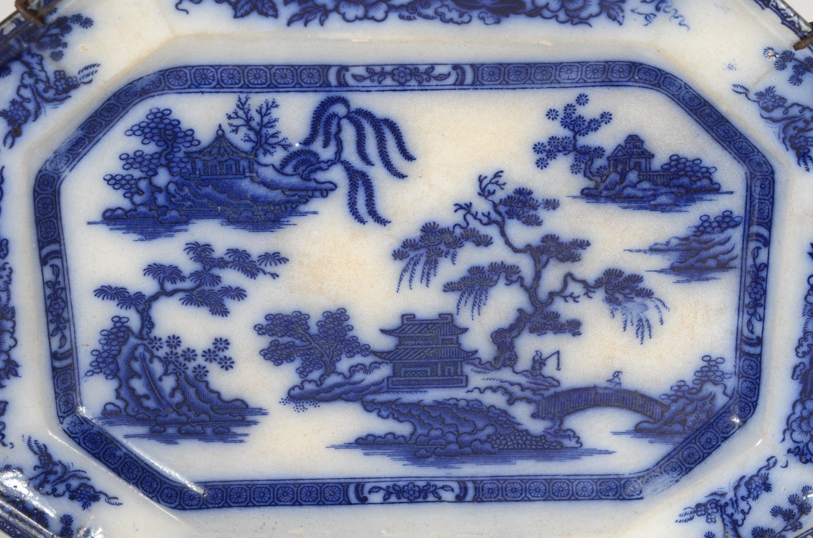 Travessa de faiança inglesa, dita "azul borrão", decorada com pagodes... - foto 2 de 4