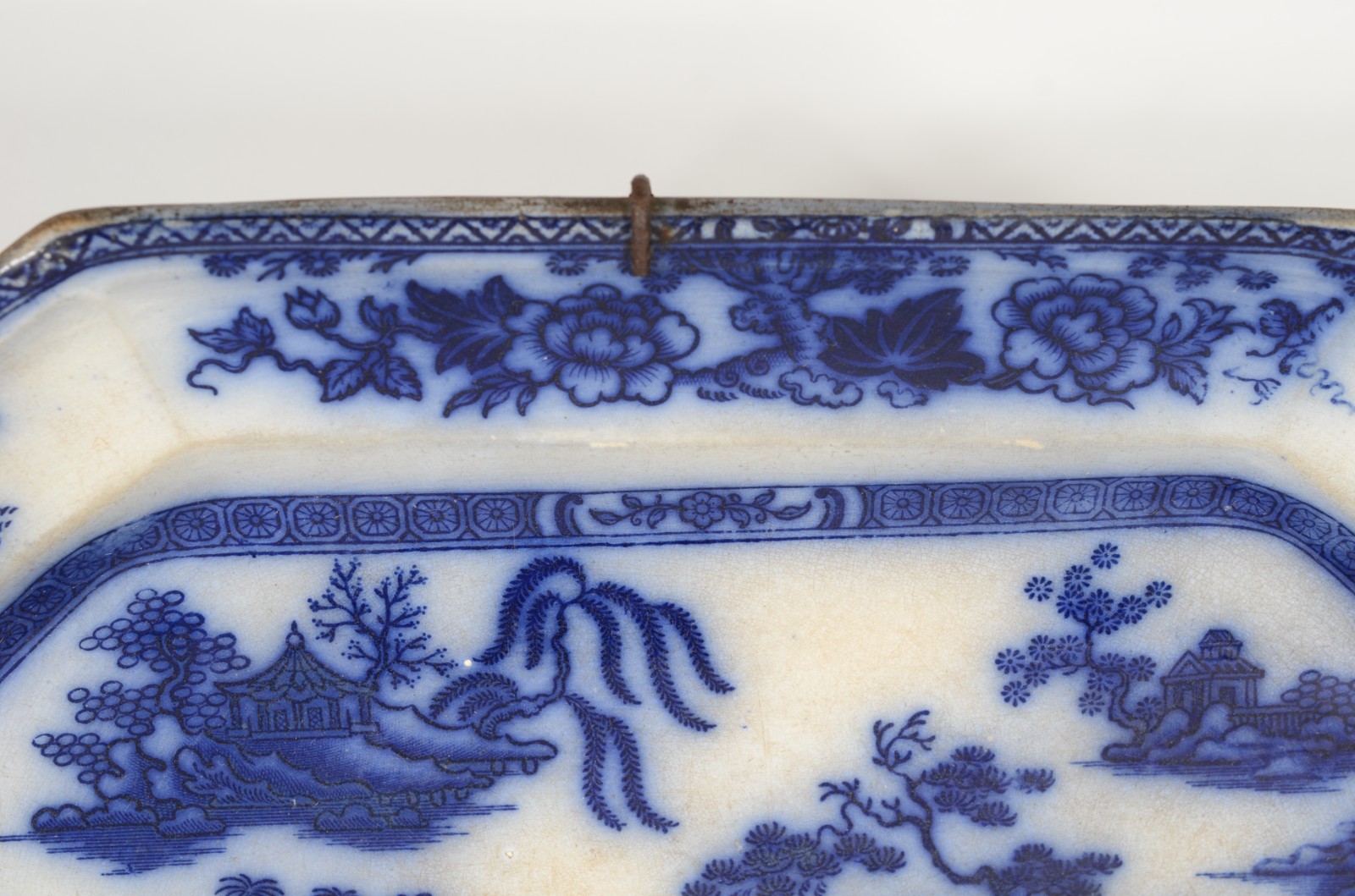 Travessa de faiança inglesa, dita "azul borrão", decorada com pagodes... - foto 3 de 4