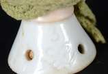 Pequeno e antigo busto de boneca de porcelana p... - Pequeno e antigo busto de boneca de porcelana policromada.