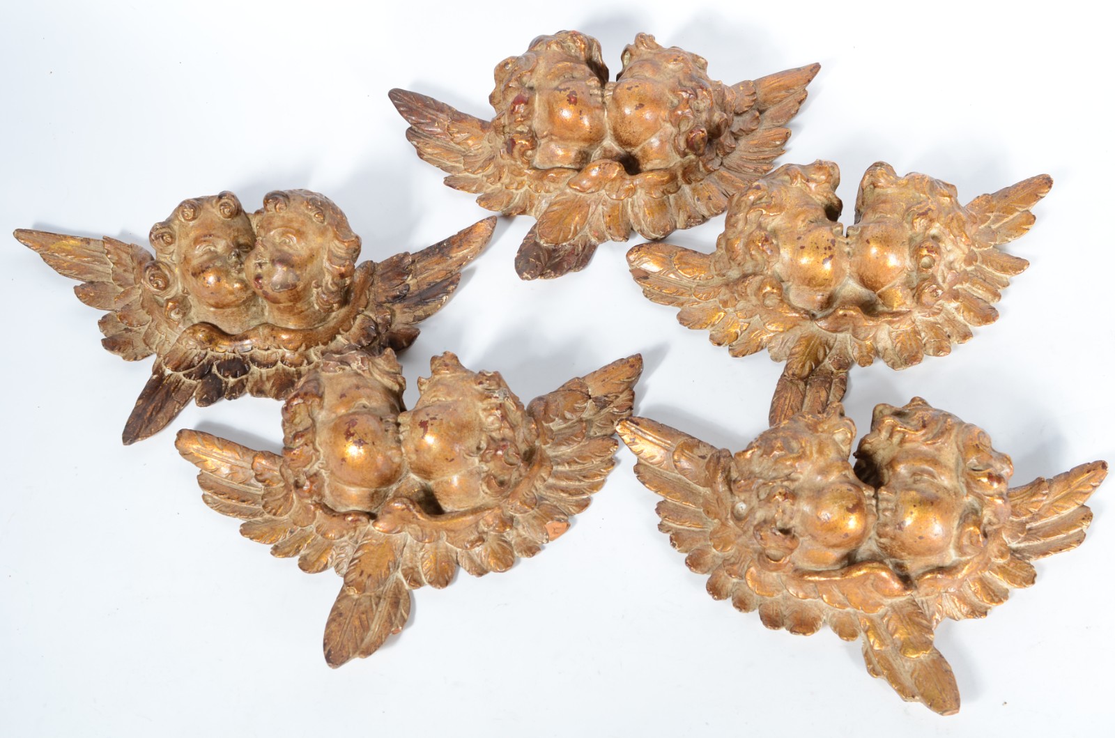 Conjunto com 5 esculturas de madeira entalhada e patinada de dourado... - foto 1 de 4