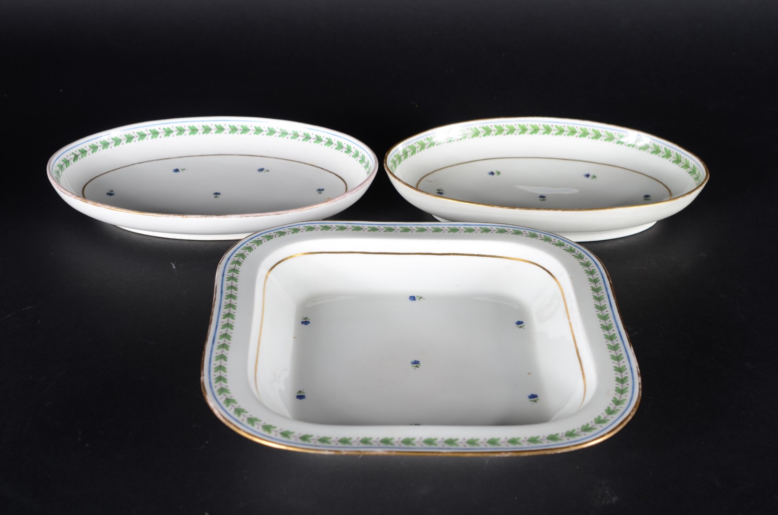 Três travessas de porcelana Velho Viena decoradas com pequenas flores... - foto 1 de 6