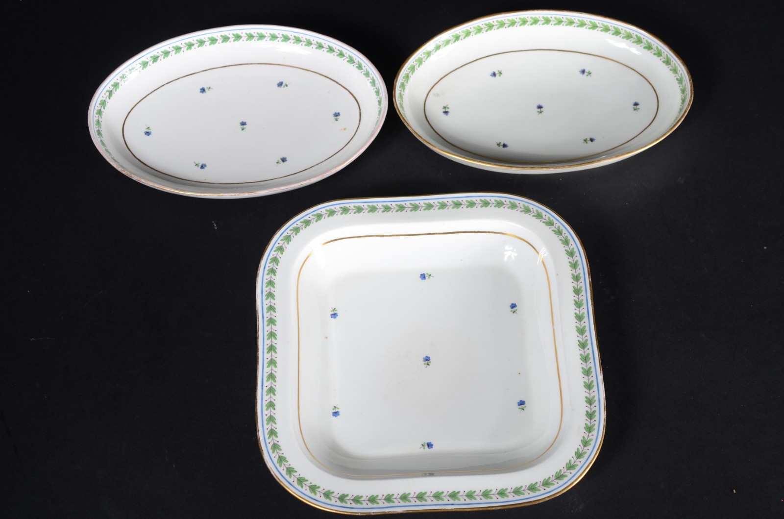 Três travessas de porcelana Velho Viena decoradas com pequenas flores... - foto 2 de 6