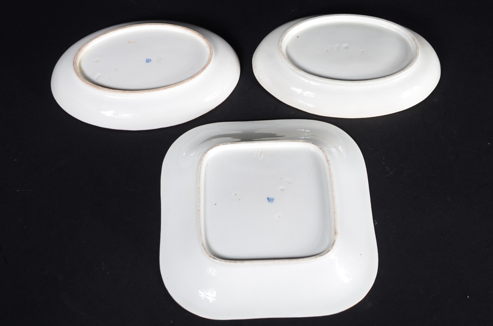 Três travessas de porcelana Velho Viena decoradas com pequenas flores... - foto 3 de 6