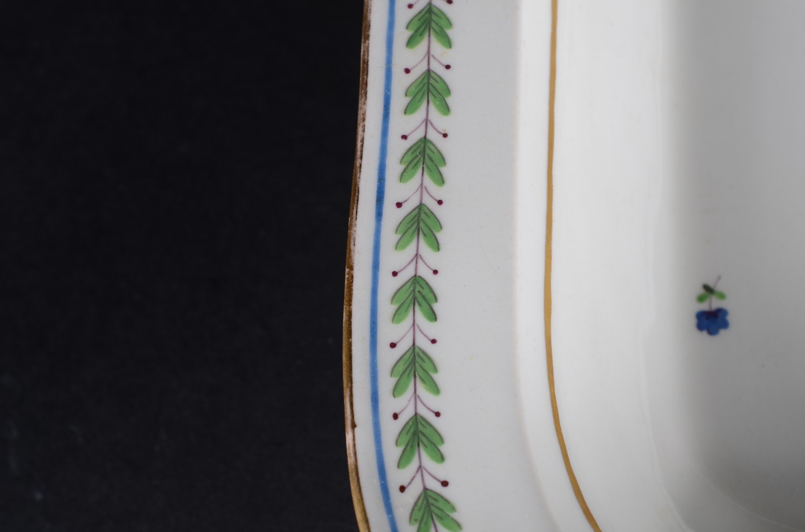 Três travessas de porcelana Velho Viena decoradas com pequenas flores... - foto 5 de 6