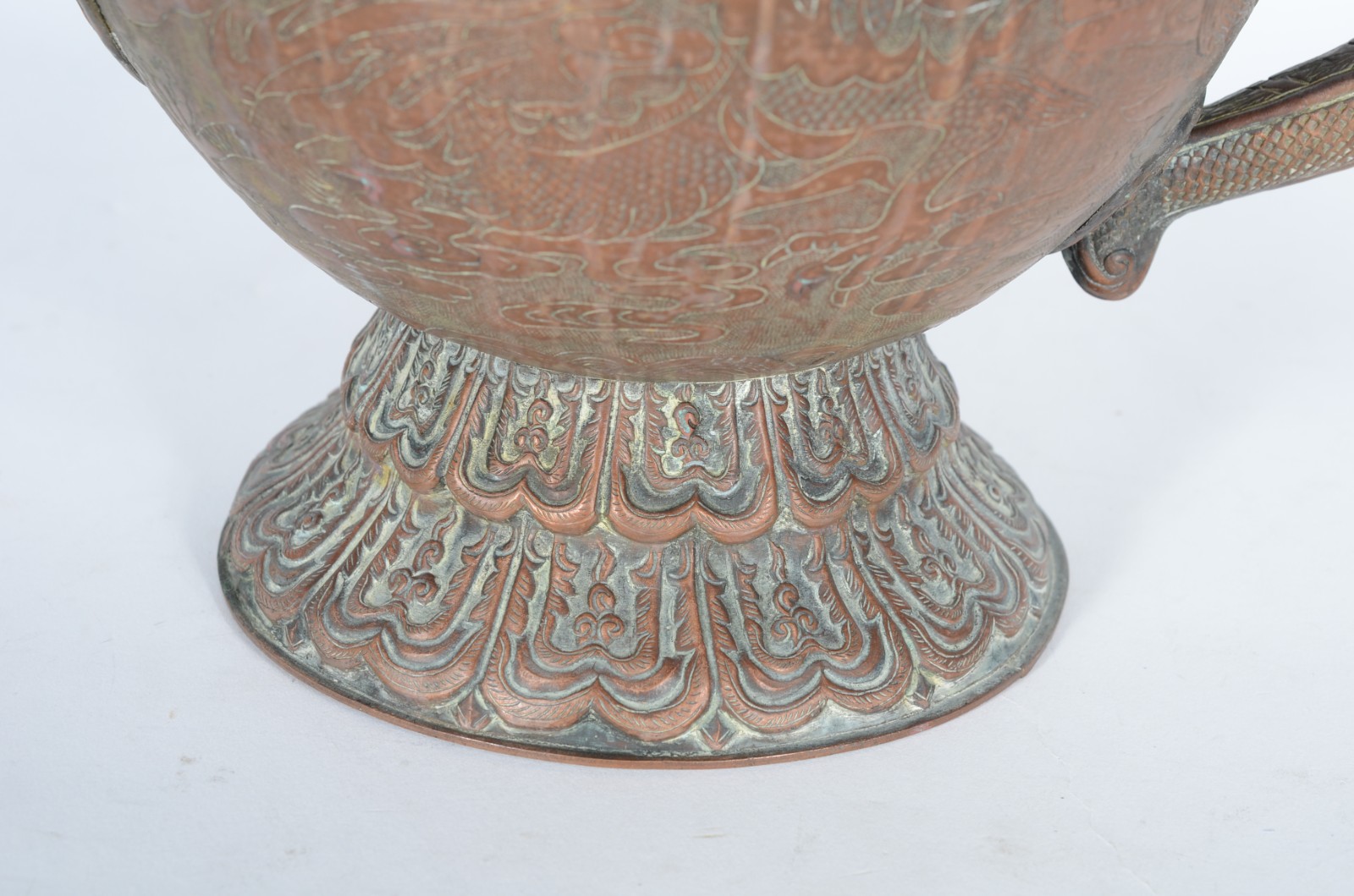 Antigo bule de cobre oriental com trabalhos em relevo, alça com... - foto 5 de 9