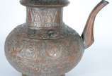 Antigo bule de cobre oriental com trabalho em r... - Antigo bule de cobre oriental com trabalho em relevo, base de madeira.
