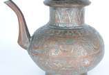 Antigo bule de cobre oriental com trabalho em r... - Antigo bule de cobre oriental com trabalho em relevo, base de madeira.