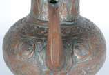 Antigo bule de cobre oriental com trabalho em r... - Antigo bule de cobre oriental com trabalho em relevo, base de madeira.
