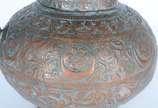 Antigo bule de cobre oriental com trabalho em r... - Antigo bule de cobre oriental com trabalho em relevo, base de madeira.