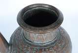 Antigo bule de cobre oriental com trabalho em r... - Antigo bule de cobre oriental com trabalho em relevo, base de madeira.