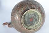 Antigo bule de cobre oriental com trabalho em r... - Antigo bule de cobre oriental com trabalho em relevo, base de madeira.