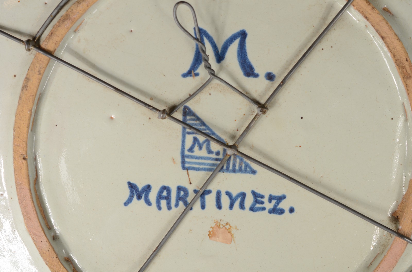 Medalhão de faiança Martinez azul e branco. Falhas na cerâmica. - foto 4 de 5