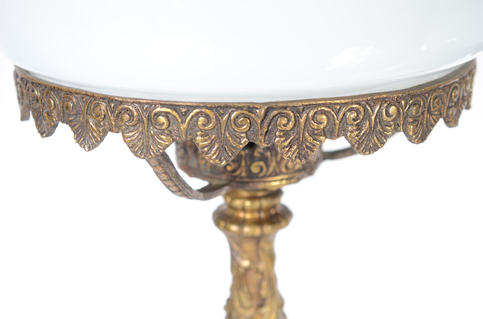 Par de abatjoures de metal dourado com cúpula opalinada. - foto 3 de 7