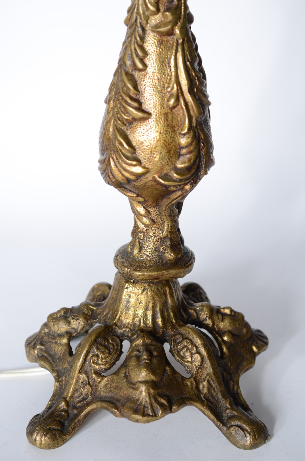 Par de abatjoures de metal dourado com cúpula opalinada. - foto 4 de 7