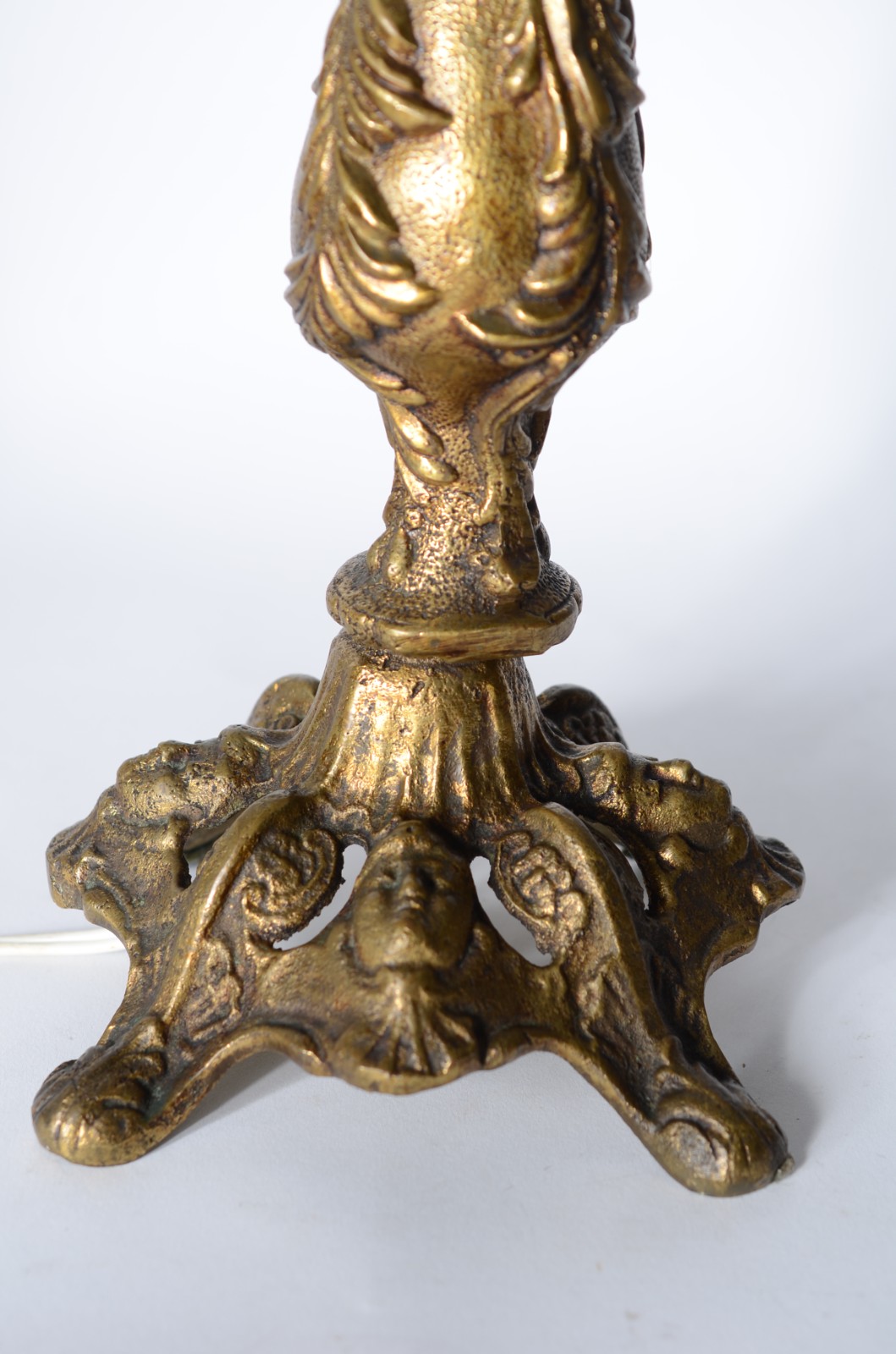 Par de abatjoures de metal dourado com cúpula opalinada. - foto 7 de 7