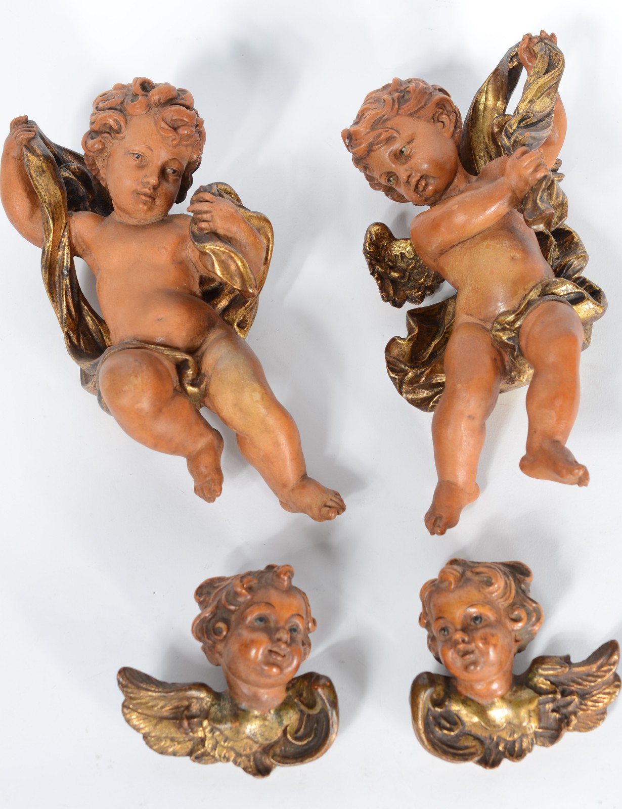 Quatro figuras de anjos de resina. - foto 1 de 5