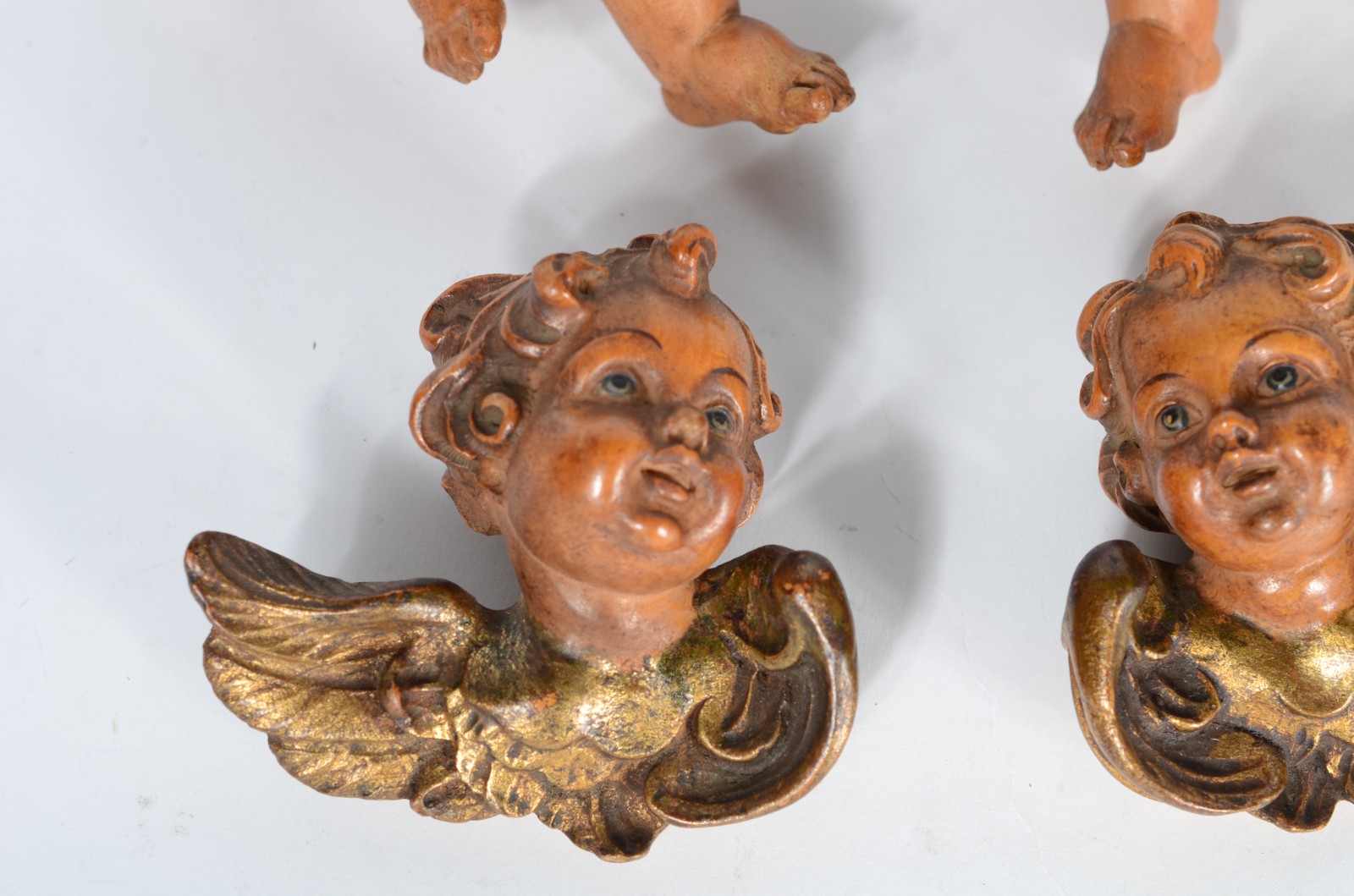 Quatro figuras de anjos de resina. - foto 4 de 5