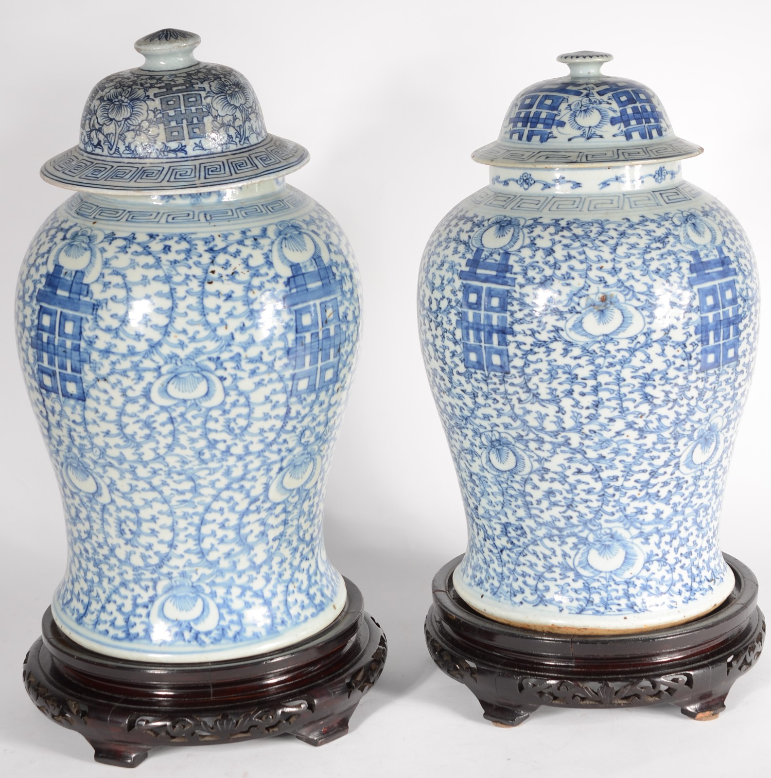 Par de antigos potiches de porcelana chinesa azul e branca, decorados... - foto 2 de 11