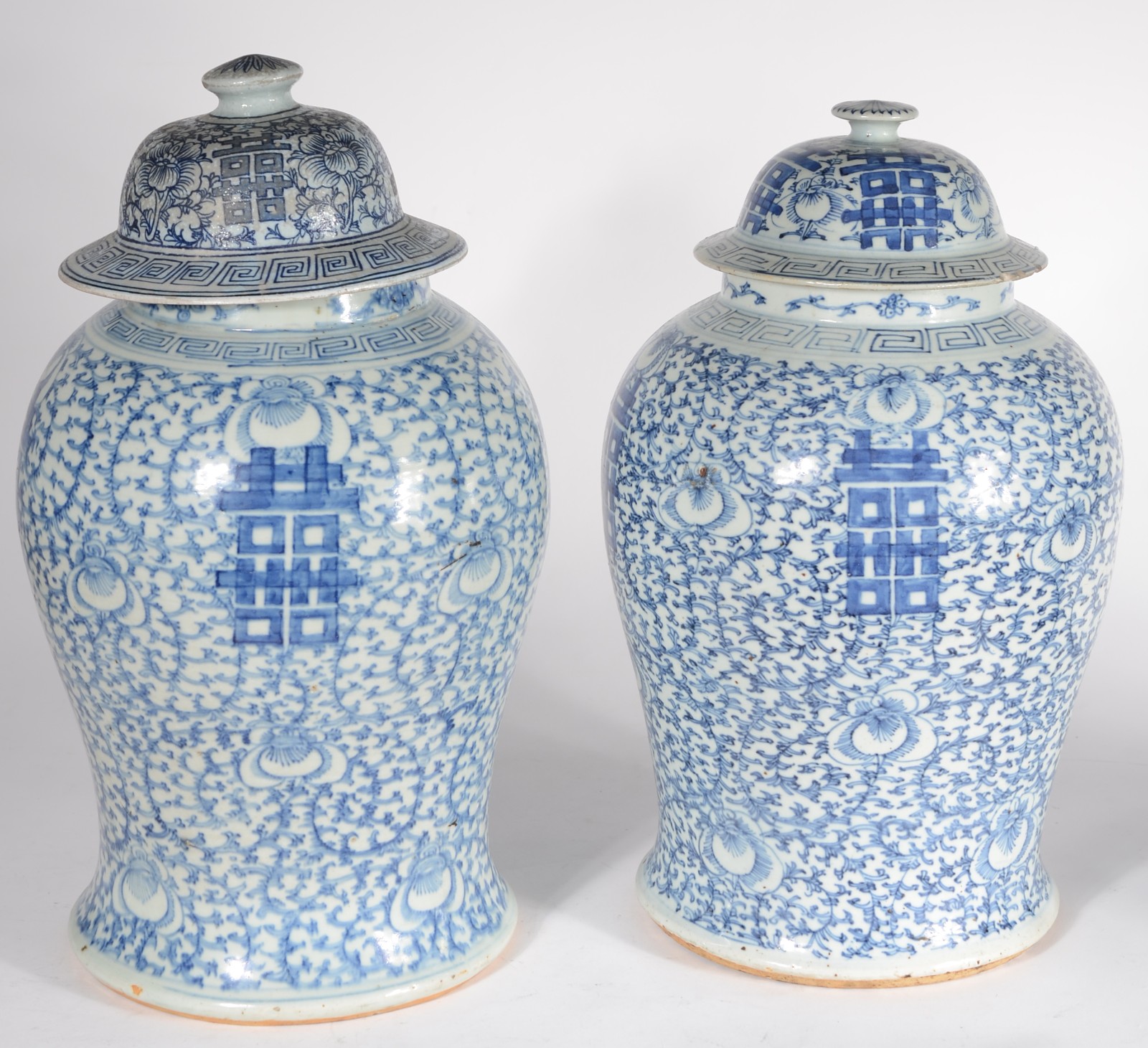 Par de antigos potiches de porcelana chinesa azul e branca, decorados... - foto 3 de 11