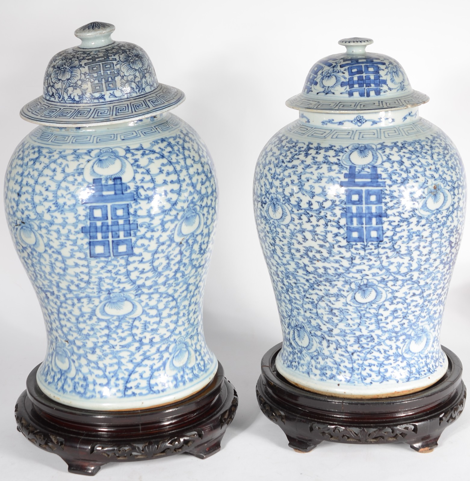 Par de antigos potiches de porcelana chinesa azul e branca, decorados... - foto 1 de 11