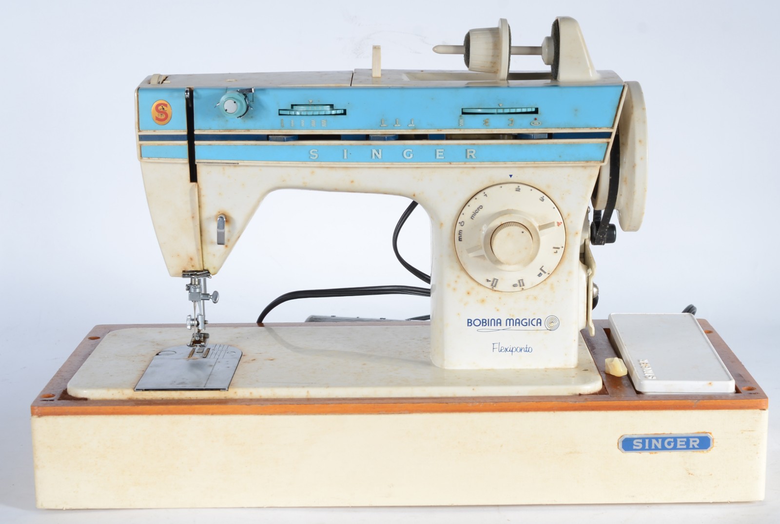 Máquina de costura portátil, marca Singer, bobina mágica. Desgastes. - foto 1 de 8